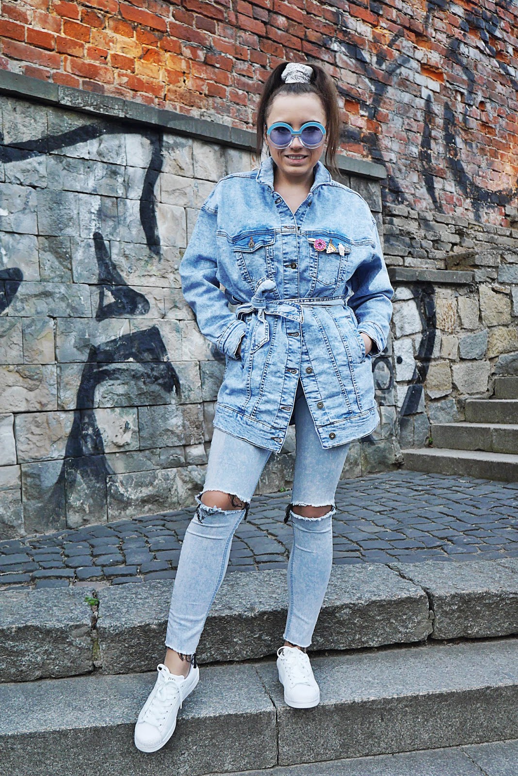 blog modowy blogerka modowa karyn puławy kurtka jeansowa z paskiem bonprix zawieszki buty kappa białe sportowe porwane spodnie stylizacja wiosenna look okulary przeciwsloneczne niebieskie