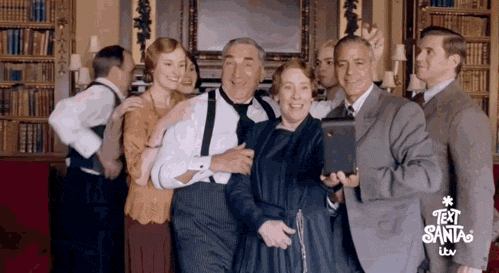 downton-abbey-cast-selfie downton-abbey-cast-selfie