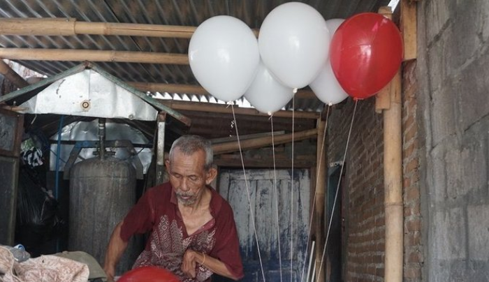 Kisah Kakek Disabilitas Penjual Balon, Hidup Susah Tapi Rajin Beri ...