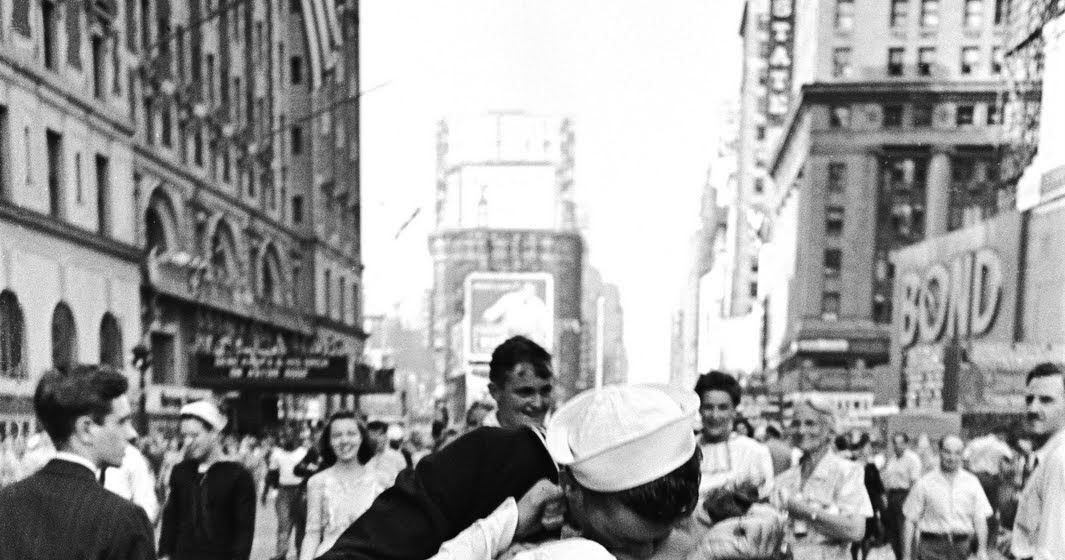 Bytes Iconic Photos VJ Day in