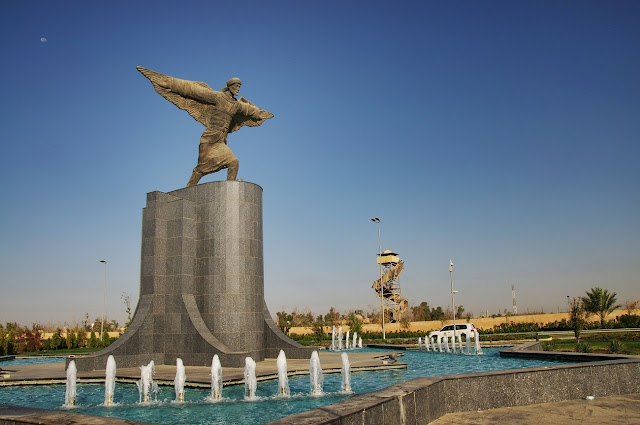 Памятник Аббасу ибн Фирнасу в Багдаде