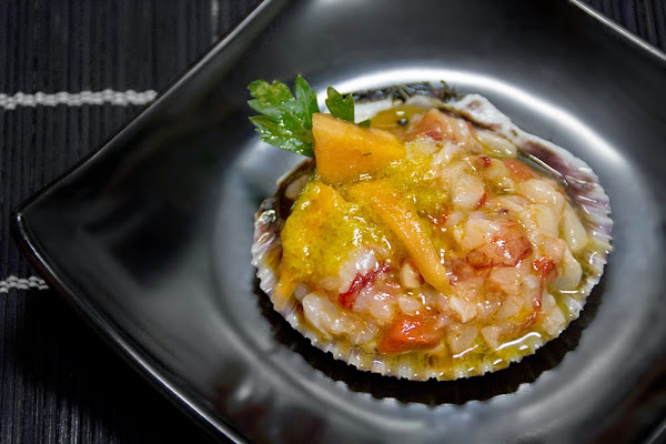 Tartar de gamba roja y zamburiñas con mayonesa de papaya