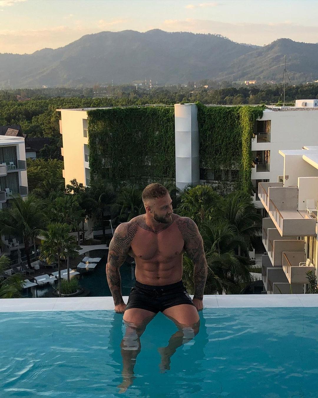 sexy-muscle-daddy-zac-smith-shirtless-pool-dilf