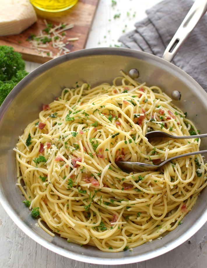 Espaguetis con ajo y perejil servidos en una sartén