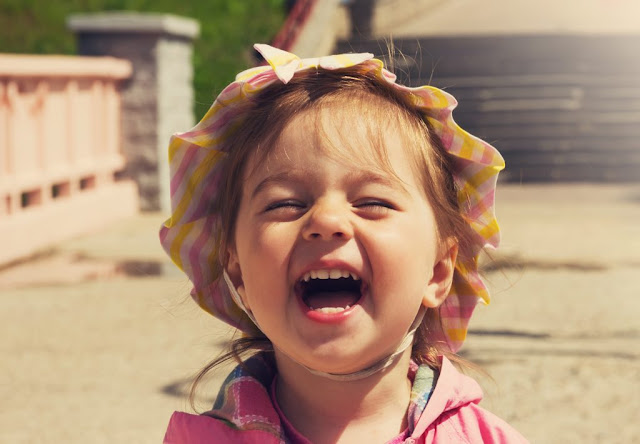 Un niño feliz grita, corre, salta, ríe y hace travesuras