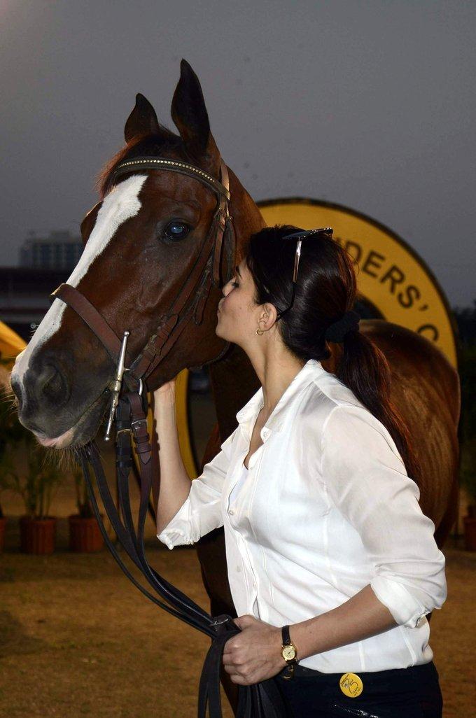 Jacqueline Fernandez In White Shirt at Horse Race Course images