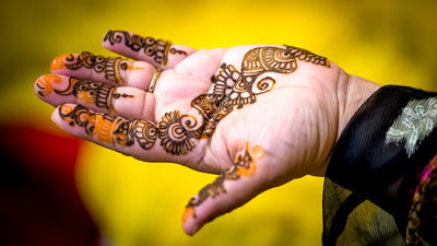 Muslimah tampil cantik dengan memakai henna
