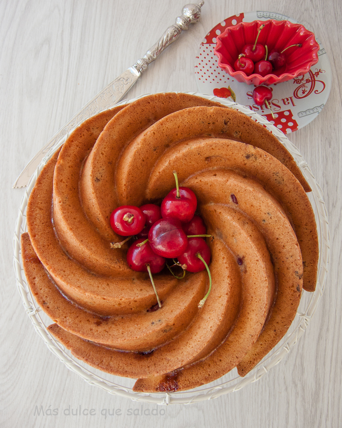 Mi Bizcocho favorito de queso y cerezas. Cheesy Cherry Bundt Cake.