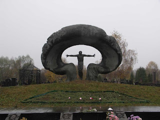 http://1.bp.blogspot.com/-R5mWdLfeQUA/TbcGQPBmCeI/AAAAAAAAAMc/RaPqJN9Hhyg/s1600/chernobyl_memorial_russia.jpg