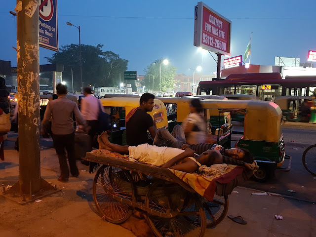 Meine  "Main Bazar RD", im Hintergrund Delhis Hauptbahnhof