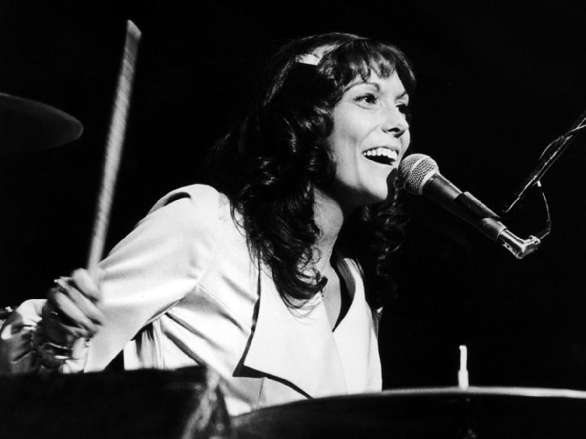 Amazing Photographs of Karen Carpenter Playing Drums and Singing