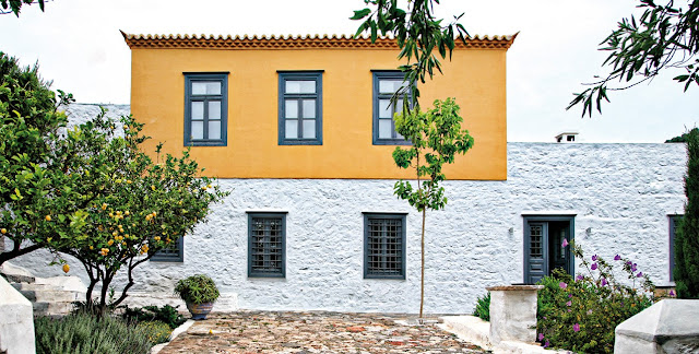 A magnificent mansion with breathtaking view in Hydra