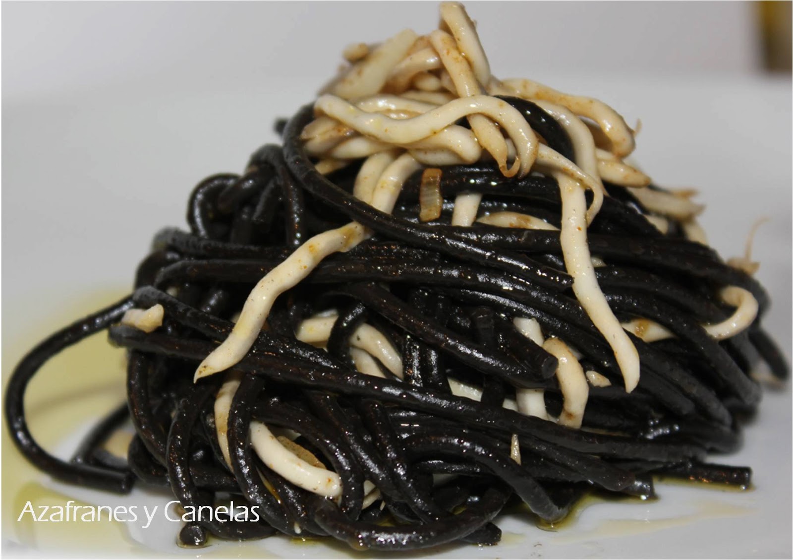 Pasta negra con gulas Azafranes y Canelas