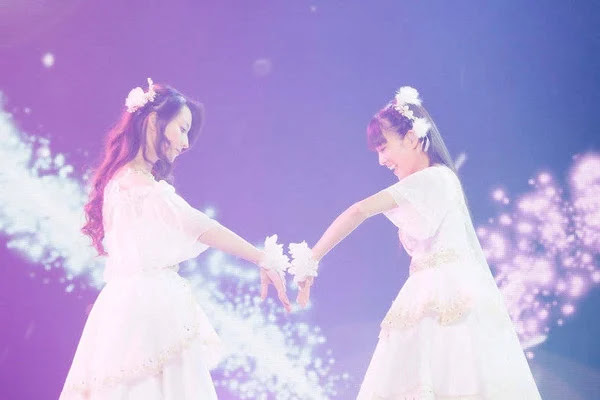 Menanggalkan Topeng, ClariS Lakukan Face Reveal Dalam Konsernya! Menanggalkan Topeng, ClariS Lakukan Face Reveal Dalam Konsernya!
