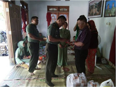 DANRAMIL SUKODONO SERAHKAN CINDERA MATA KEPADA PELTU WITONO