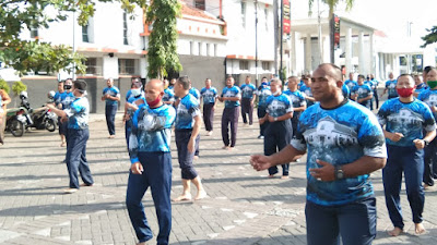 Komandan dan Prajurit, ASN Lanal Tegal Bersinergi dengan Masyarakat Olahraga Bersama