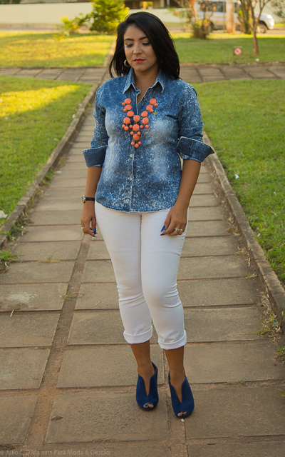 Camisa Jeans e calça branca para um look casual de trabalho