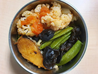 今日午餐：蕃茄炒花椰菜、甜豆、黑木耳、鯖魚，2021.01.25