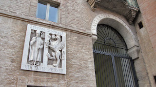 Portão do Palazzo Murena, sede da Universidade de Perúsia. Para a contextualização, leia-se a postagem de 07/01. Imagem disponível no site do jornal Umbria Domani.