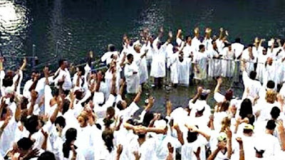 94 Mantan Muslim Dibaptis di Laut Arab Dengan Seruan dan Tangisan Sukacita