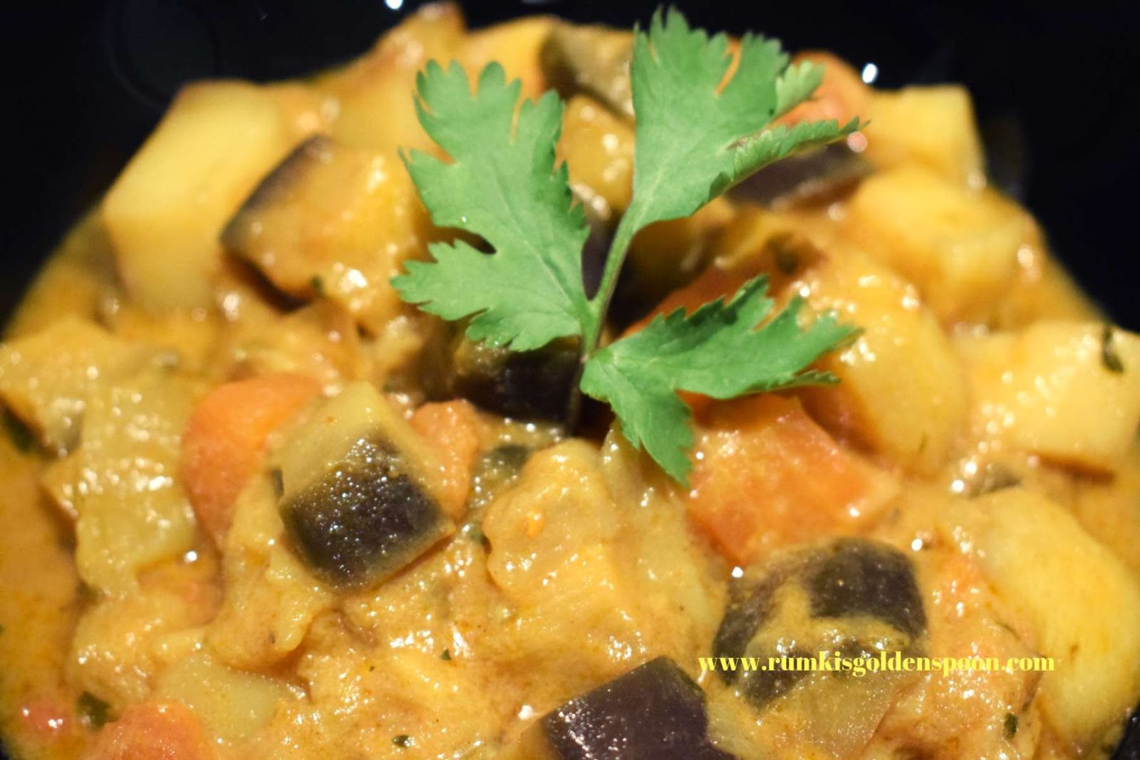 Indian Recipe. Vegetarian, Home Style Masala Aloo-Baingan (Spicy Potato-Aubergine Curry), Quick and Easy recipe, Recipe with aubergine/brinjal/eggplants/baingan/begun, begun aloor torkaari/torkari/tarkari/rasha, aloo/alu baingan ki sabzi/sabji, how to cook aubergine/brinjal/eggplants/baingan/begun curry/gravy