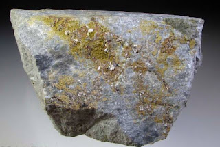 Batu Sylvanite mengandung emas