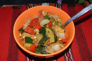 Мариновани тиквички на тиган с орехови ядки