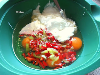 πρασινη λεκανη που περιέχει πιπερια σε κύβους,αυγά,λαδι,γιαούρτι