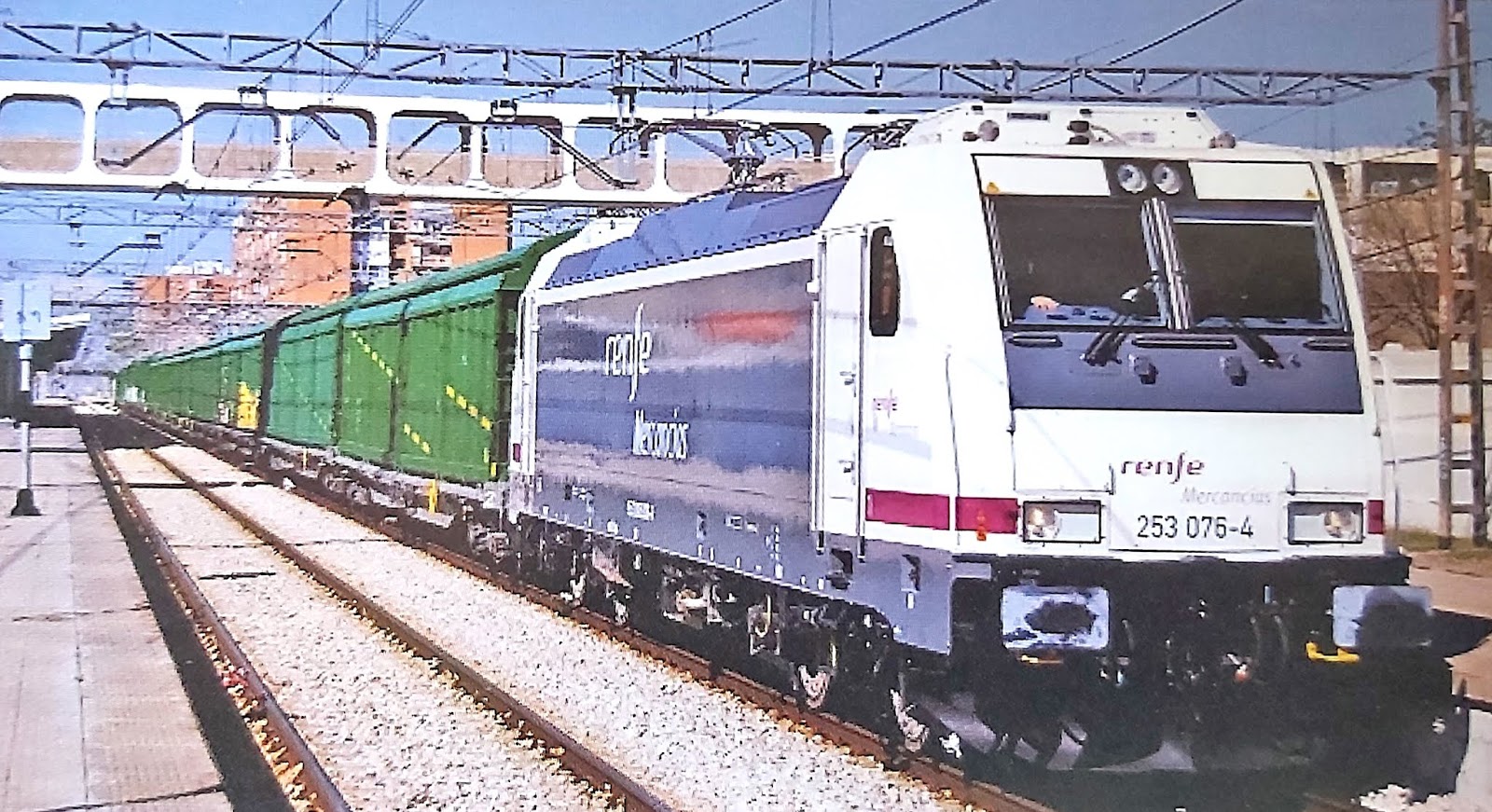 Trenes y tiempos: Las tracciones térmica y eléctrica en RENFE (y CXIII): Las Traxx en escena (RENFE a 253-100)