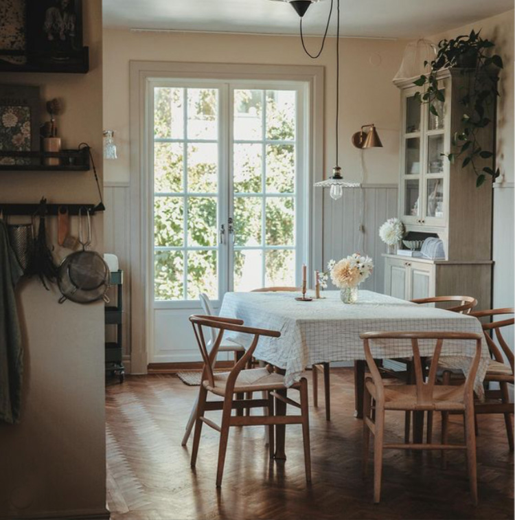 Apê de 350 m² tem vista para o mar e duas mesas iguais de jantar