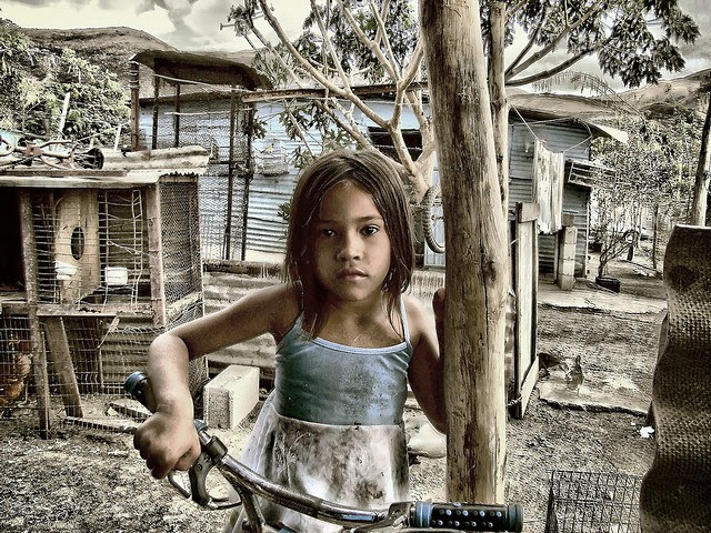 La resiliencia admirable de una niña que juega en un entorno de profunda pobreza.
