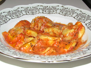 Tortellini cu prosciutto in sos de rosii / Prosciutto tortellini in tomato sauce