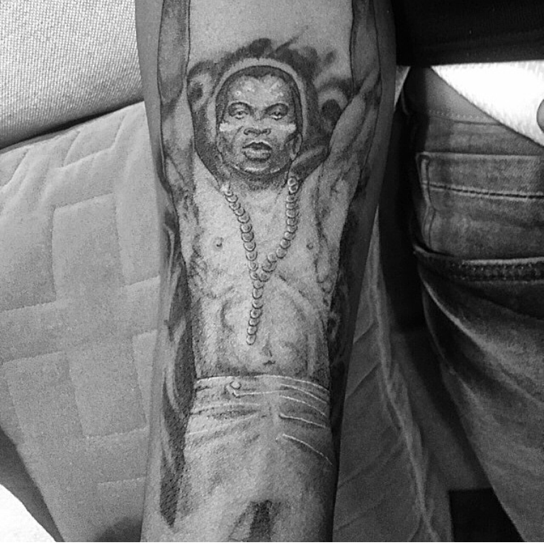 [Legendary] Superstar Wizkid Tattoos Fela's Image on Arm Seidu Kazeem