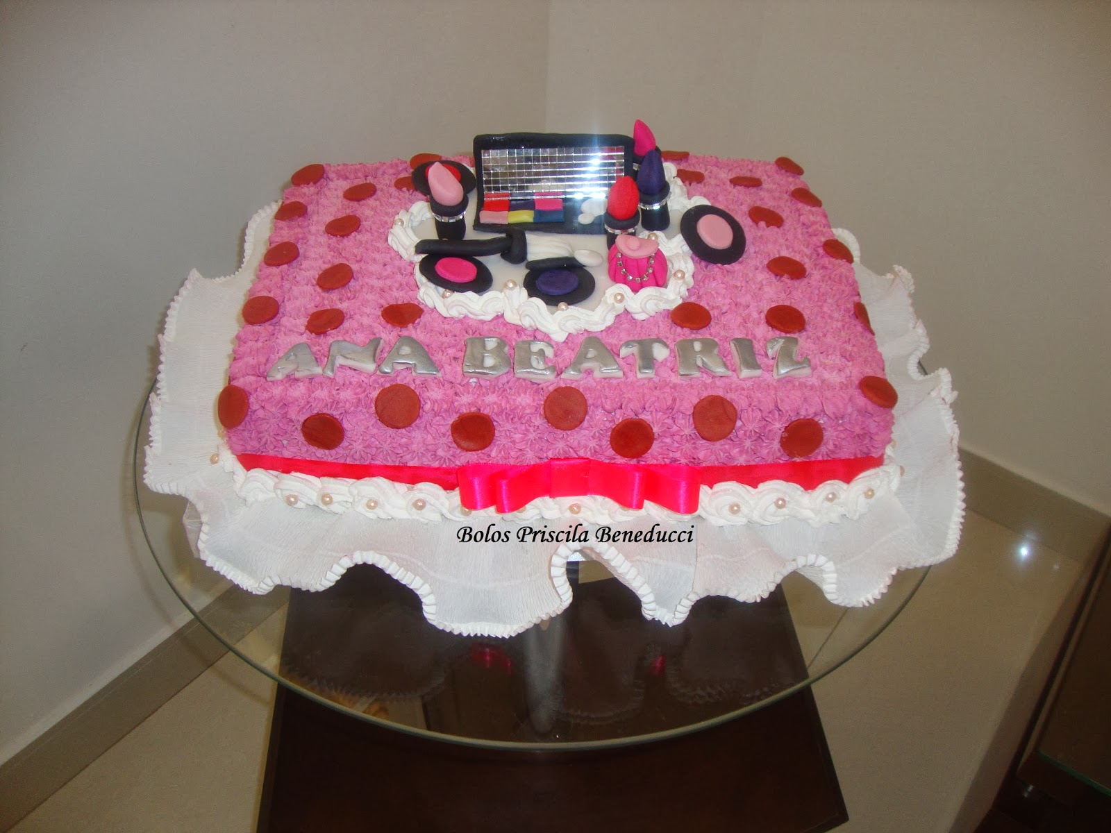 Um bolo com maquiagem e fundo rosa