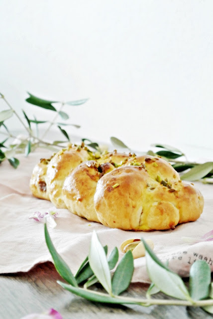 Frühlingserwachen oder: Pistazien - Nougat - Hefezopf - Julia Bakes!