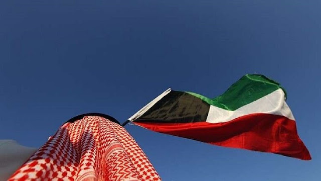 انتقم رجل كويتي من مواطن أردني وابنه وهددهما بسكين، بعد أن تحرش الأردني بزوجته أمامه أثناء وجودهما في أحد شواطئ منطقة الفنطاس. ووفقا لصحيفة "الرأي" المحلية، قال الكويتي لرجال الشرطة مبررا اعتداءه "إن الأردني تحرش بزوجته وضايقها أمام عينيه". الواقعة، ووفق ما نقله مصدر أمني للصحيفة، بدأت بشرارة بين مواطن وشخص اتضح لاحقا أنه من أردني في الثلاثينات من عمره، حيث اتهمه المواطن الكويتي بأنه تحرش بزوجته أثناء تواجدهما في أحد الشواطئ، ما دفعه إلى ضربه. وأضاف المصدر أنه عندما فزع له الابن وحاول الوقوف مع والده انهال عليه بالضرب، ثم لاحقهما بسكين، إلا أن عددا من مرتادي الشاطئ سيطروا عليه. وصرح بأن إحدى دوريات الأمن حضرت إلى المكان بعد بلاغ من المارة، وتمت إحالة جميع الأطراف إلى مخفر المنطقة، وفتح تحقيق من قبل المباحث لاتخاذ الإجراءات القانونية انتقم رجل كويتي من مواطن أردني وابنه وهددهما بسكين، بعد أن تحرش الأردني بزوجته أمامه أثناء وجودهما في أحد شواطئ منطقة الفنطاس. ووفقا لصحيفة "الرأي" المحلية، قال الكويتي لرجال الشرطة مبررا اعتداءه "إن الأردني تحرش بزوجته وضايقها أمام عينيه". الواقعة، ووفق ما نقله مصدر أمني للصحيفة، بدأت بشرارة بين مواطن وشخص اتضح لاحقا أنه من أردني في الثلاثينات من عمره، حيث اتهمه المواطن الكويتي بأنه تحرش بزوجته أثناء تواجدهما في أحد الشواطئ، ما دفعه إلى ضربه. وأضاف المصدر أنه عندما فزع له الابن وحاول الوقوف مع والده انهال عليه بالضرب، ثم لاحقهما بسكين، إلا أن عددا من مرتادي الشاطئ سيطروا عليه. وصرح بأن إحدى دوريات الأمن حضرت إلى المكان بعد بلاغ من المارة، وتمت إحالة جميع الأطراف إلى مخفر المنطقة، وفتح تحقيق من قبل المباحث لاتخاذ الإجراءات القانونية