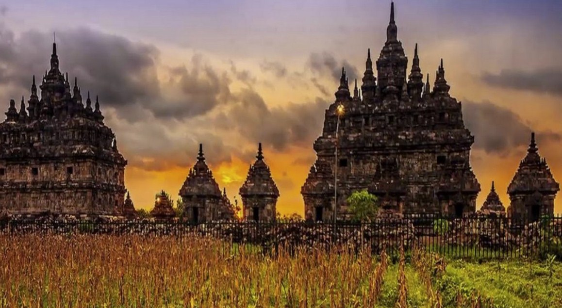 Berikut merupakan candi peninggalan wangsa sanjaya dari kerajaan mataram kuno adalah candi