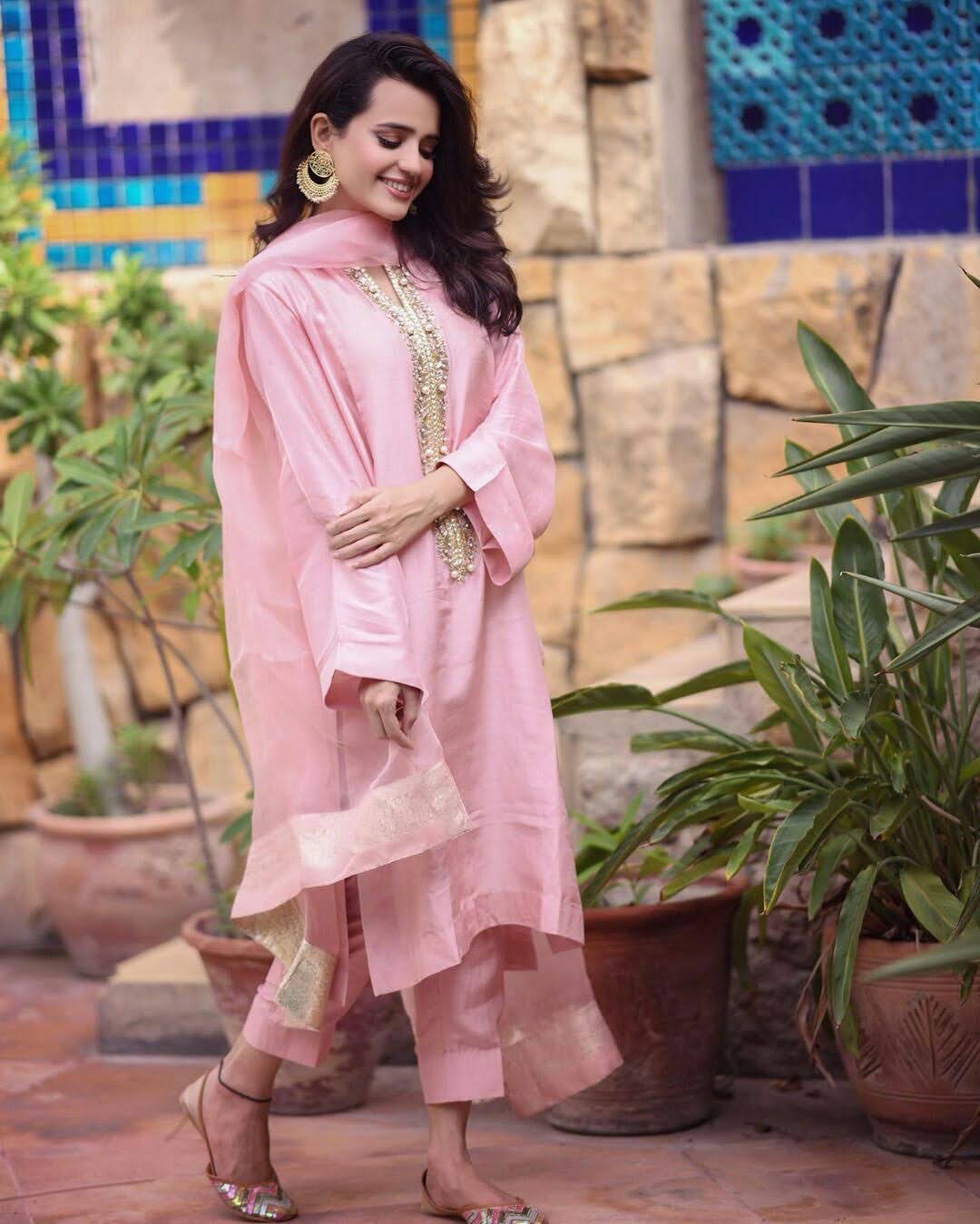 Sumble Iqbal Nice Pose in Pink Dress on Eid 2 Day