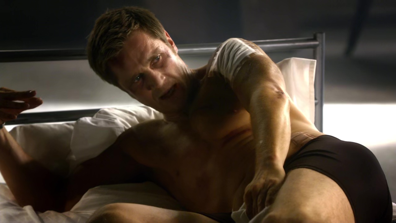 Devon Sawa shirtless in Nikita 1-06 "Resistance" .