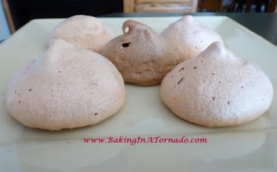 Strawberry White Chocolate Chip Meringues | www.BakingInATornado.com | #recipe