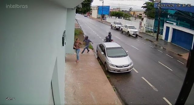 Criminosos roubam bolsa de mulher em frente emissora de TV – VEJAM O VÍDEO