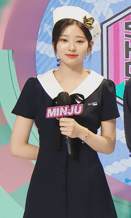 아이즈원> 마린룩 입은 음악중심 MC 김민주