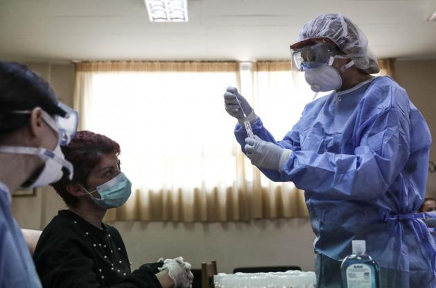 Κορωνοϊός: Χάος με εργαζόμενη - Έκανε τρία τεστ και... δεν ξέρει αν ασθενεί ή όχι