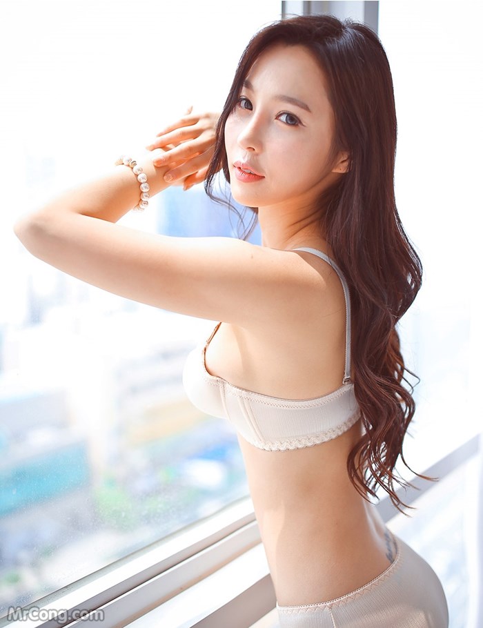 Lee Ji Na in a bikini picture in October 2016 (155 photos)