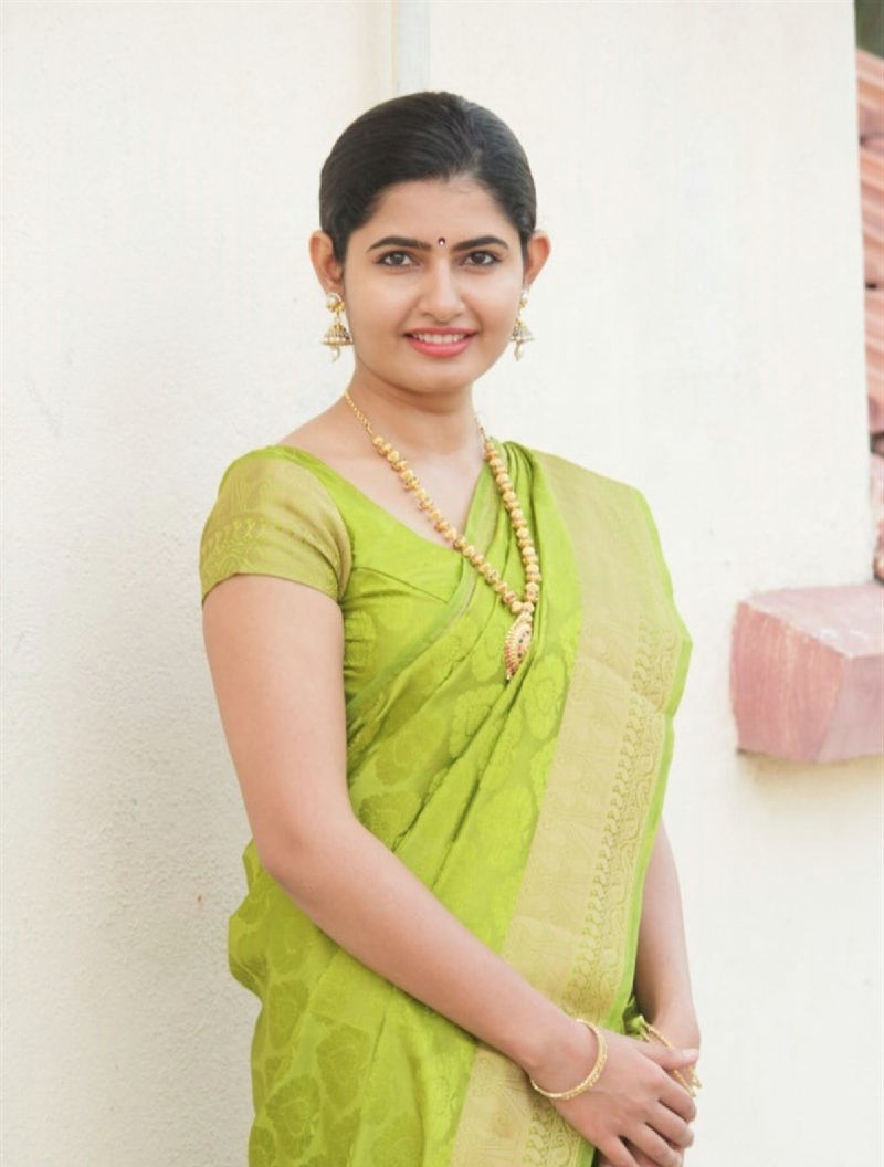 Model Ashima Narwal Photos In Green Saree