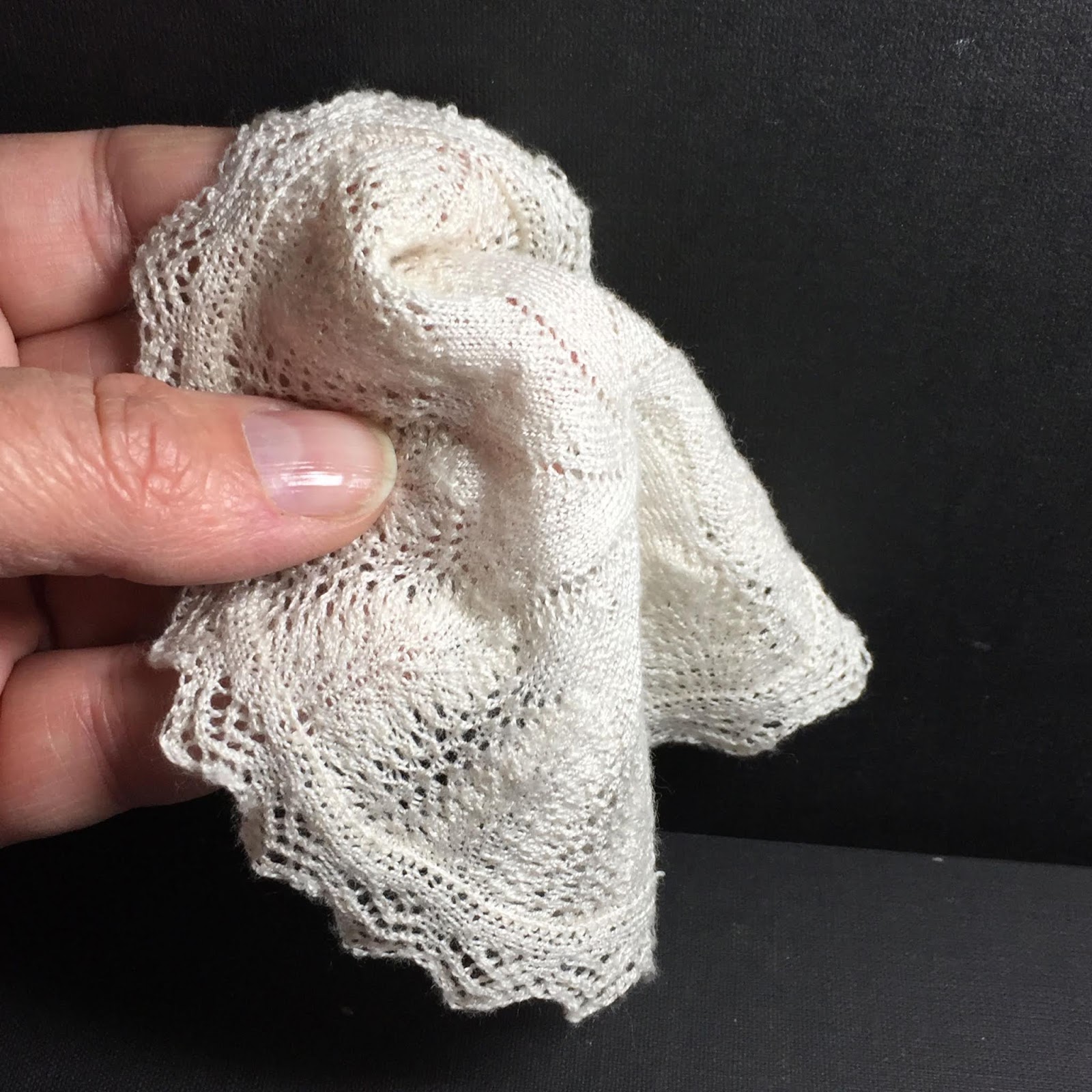 Finely knitted table cloth