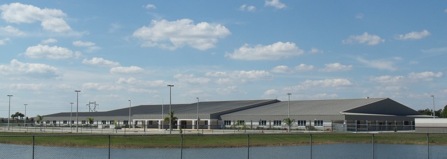 Escuela en la Cogan Drive por Bayside Lakes Escuela en la Cogan Drive por Bayside Lakes