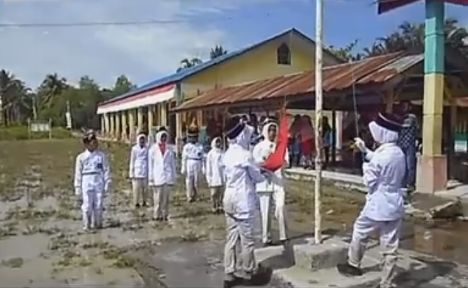Meski lapangan Berlumpur namun penaikan bendera Merah Putih di SDN 014637 berjalan sukses. Meski lapangan Berlumpur namun penaikan bendera Merah Putih di SDN 014637 berjalan sukses.