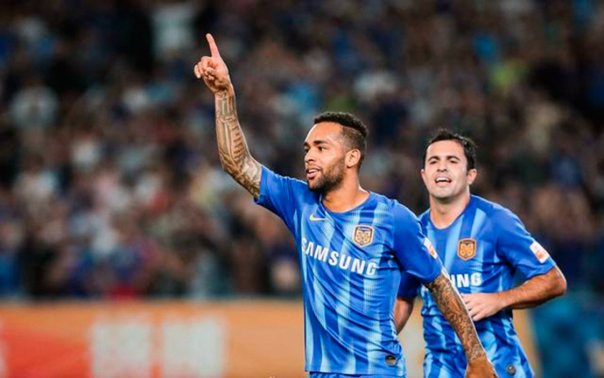 Alex Teixeira é meia-atacante e cairia como uma luva no Corinthians
