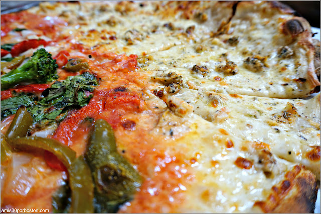 Pizza del Frank Pepe Pizzeria Napoletana en New Haven, Connecticut